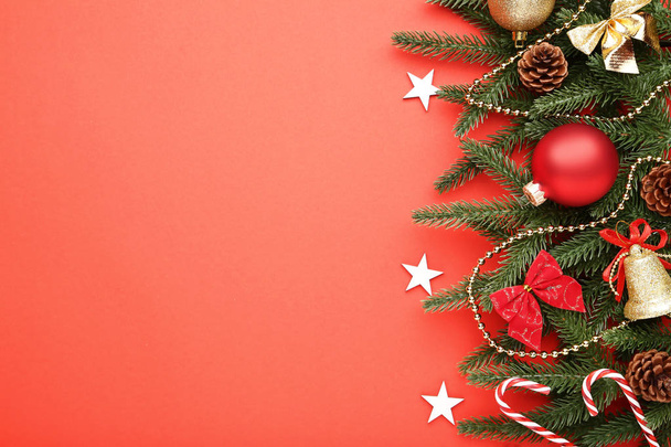 赤の背景に装飾とクリスマスのモミの木の枝します。 - 写真・画像