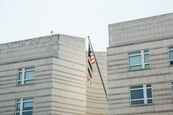 Американський прапор на будівлі Посольства Америки в Берліні, Німеччина - Фото, зображення