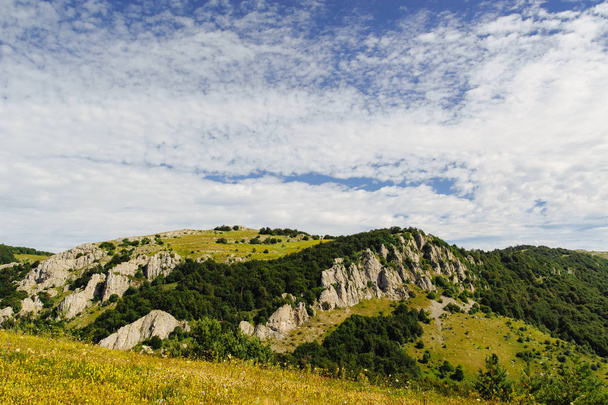 vista de montanhas e céu azul nublado durante o dia
  - Foto, Imagem