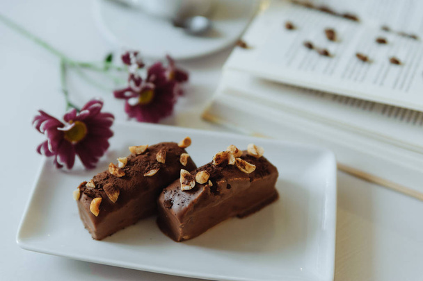 Közelkép a csokoládés sütemények, lemez  - Fotó, kép
