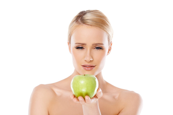 Femme heureuse et en bonne santé tenant pomme
 - Photo, image