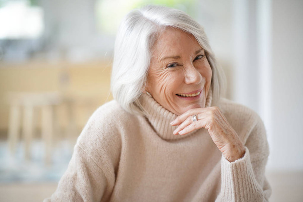 šťastný starší žena sedí doma                               - Fotografie, Obrázek