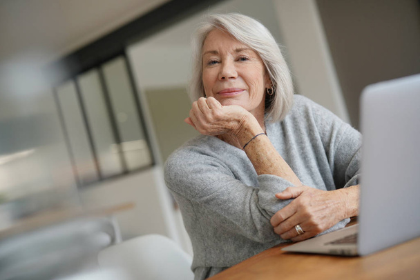  Elderly woman at home with computer                               - Φωτογραφία, εικόνα