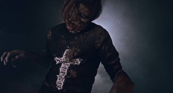 Τρομακτικό ζόμπι άνθρωπος που θέτουν σκούρο φόντο θολό τοπίο με οπίσθιο φωτισμό - Φωτογραφία, εικόνα
