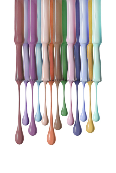 cepillos con esmalte de uñas colorido goteo aislado en blanco
 - Foto, Imagen