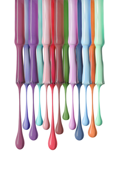 кисти с капельным лаком для ногтей с контрастными цветами, выделенными на белом
 - Фото, изображение