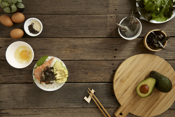 Avokádový Havaj food hrabat mísa složení kuchyňské zařízení na dřevěný stůl, zdravé potraviny Concepts, volné kopie prostoru, ploché rozložení potravin - Fotografie, Obrázek