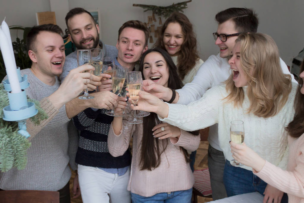 Gençler bardak şarap ile kutlamak. Kış konsepti - Fotoğraf, Görsel