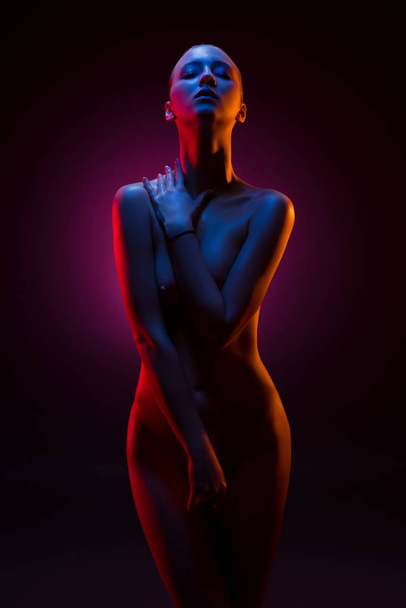 Slim girl in the nude cropped portrait - Fotografie, Obrázek