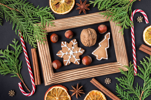 Χριστουγεννιάτικο ξύλινο υπόβαθρο με μελόψωμο cookies. Το Top view με αντίγραφο χώρο για τις ευχές σας. Φόντο διακοπών Χριστουγέννων και Πρωτοχρονιάς. Χειμερινές διακοπές έννοια.  - Φωτογραφία, εικόνα