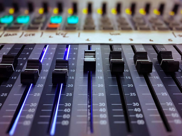 Console de mixage audio professionnelle avec boutons noirs pour égaliser les sons. Outil studio d'enregistrement audio. Concept de musique et divertissement - Photo, image