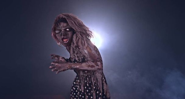 Strašidelný zombie žena pózuje před tmavým pozadím - Fotografie, Obrázek