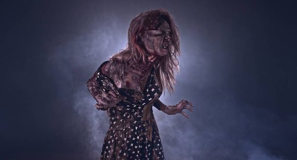 Жуткая женщина-зомби позирует на тёмном фоне
 - Фото, изображение