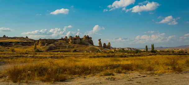 Hermoso paisaje de montañas y rocas en forma de setas. Chimeneas de hadas. Capadocia, Anatolia, Turquía
. - Foto, Imagen
