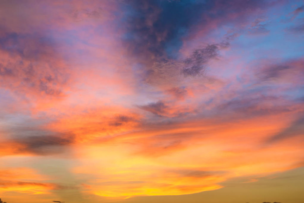 Прекрасне сутінкове небо з помаранчевою і синьою кольоровою драматичною хмарою
. - Фото, зображення