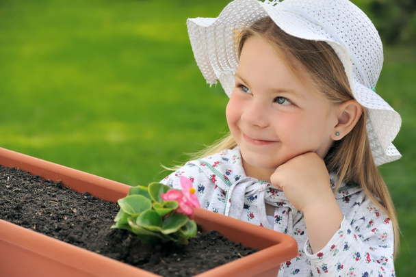 Little girl - gardening - Zdjęcie, obraz