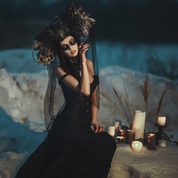  Gyönyörű modell visel fekete ruhában pózol, a hó - Fotó, kép
