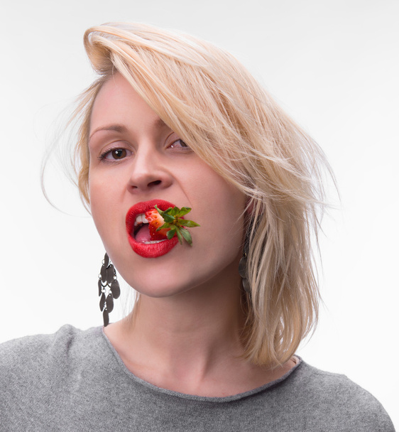 Portrait d'une femme qui aime manger des fraises
 - Photo, image