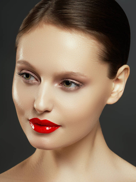 Beauty Fashion Model Woman face. Portrait with perfect skin. Red Lips. Beautiful Sexy Brunette Woman with Luxury Makeup - Foto, Bild