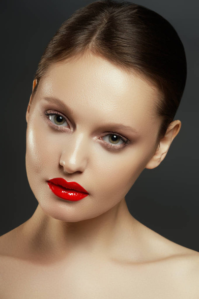 Piękna kobieta moda Model twarz. Portret z doskonałej skóry. Czerwone usta i paznokcie. Piękny i Seksowny brunetka z luksus makijaż - Zdjęcie, obraz