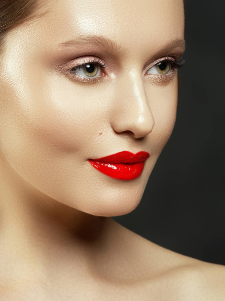 Beauty Fashion Model Woman face. Portrait with perfect skin. Red Lips and Nails. Beautiful Sexy Brunette Woman with Luxury Makeup - Foto, Imagem
