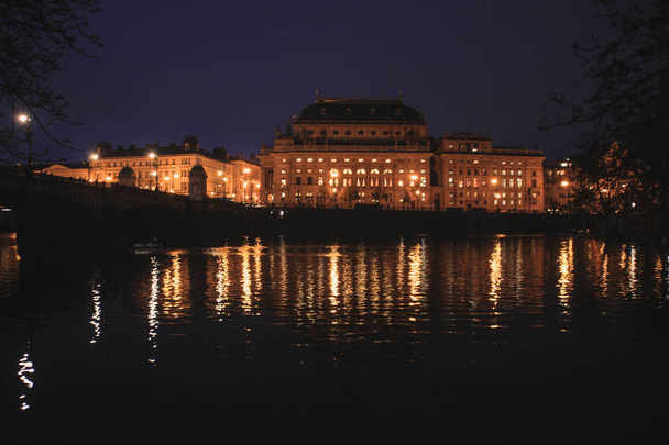 プラハの夜景。夜は街の光を点灯します。建築や川 - 写真・画像