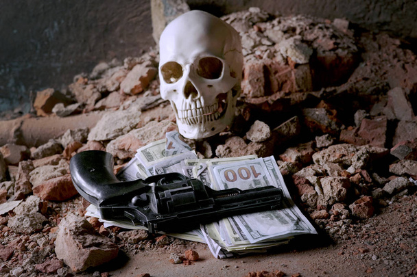 money and a revolver near the skull. Criminal concept - Foto, afbeelding