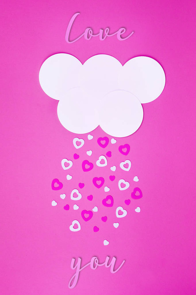 Nube blanca sobre fondo rosa con corazones rosados y blancos cayendo y letras Love You.Trendy papel simple cortar plantilla de San Valentín para invitaciones, tarjetas de felicitación, carteles, blogs
 - Foto, Imagen