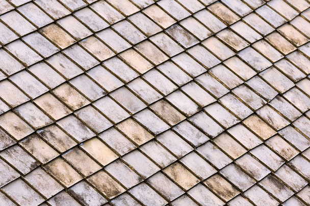 ferde panelen kő szürke csempe sötét foltok régi mozaik tető sok blokkok háttér alap - Fotó, kép