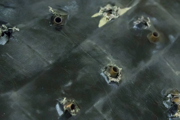 военное прошлое. Пуленепробиваемые бронебойные штурмовые винтовки, застрявшие в пластине базы гранжа
 - Фото, изображение