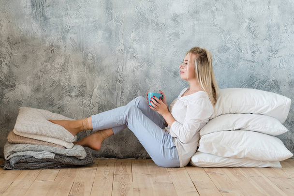 woman floor pillows coffee comfy home leisure - Valokuva, kuva