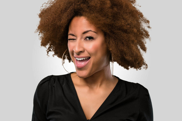 афро-жінка підморгує оком, обличчя крупним планом
 - Фото, зображення