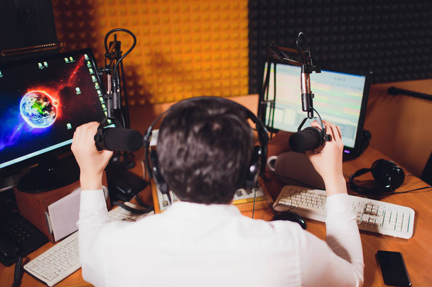Портрет радиоведущего со звуковым миксером на столе в студии
. - Фото, изображение