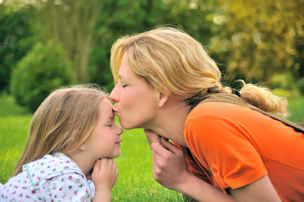 Mutter küsst ihre Tochter - Foto, Bild