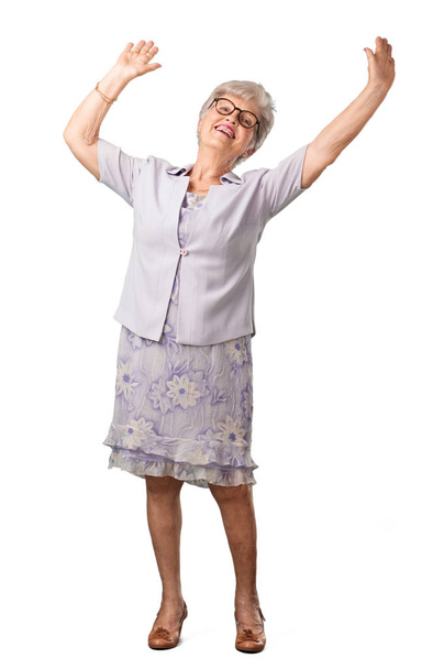 Mujer mayor de cuerpo completo muy feliz y emocionada, levantando brazos, celebrando una victoria o éxito, ganando la lotería
 - Foto, Imagen
