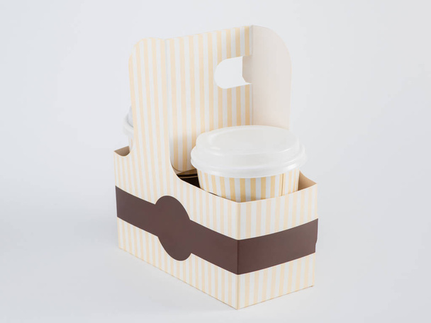 Kağıt bardak kahve beyaz bir arka plan bir paket servisi olan restoran kutusunda ile - Fotoğraf, Görsel