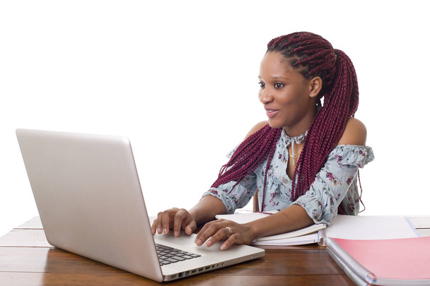 felice bella donna d'affari che lavora con un computer portatile su una scrivania, isolato su sfondo bianco - Foto, immagini