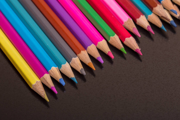 Drewniane kolorowe ołówki, na ciemnym tle - Zdjęcie, obraz