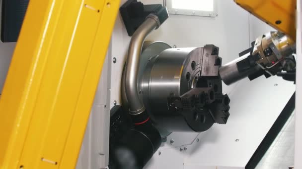 Μεγάλο κίτρινο βιομηχανική μηχανή τη σύνδεση τμημάτων - Πλάνα, βίντεο