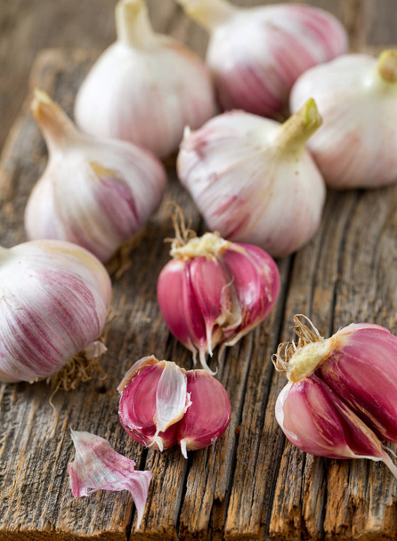 fresh garlic on wooden surface - Foto, Imagem