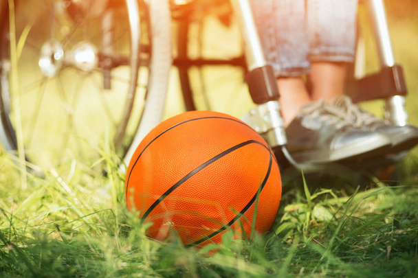 Kosz do koszykówki jest układanie w pobliżu wózek inwalidzki - Zdjęcie, obraz