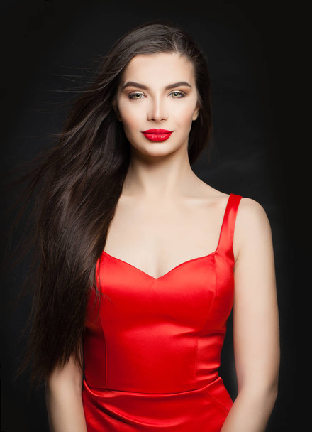 Glamorous jewelry model. Perfect brunette woman with red lips makeup and diamond necklace - Foto, immagini