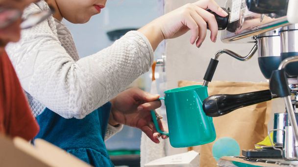 Nainen keittää kahvia. Barista. Maidon valmistaminen cappuccinolle
 - Valokuva, kuva