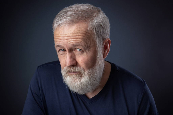 Retrato de senior con barba gris y una mirada profunda
 - Foto, Imagen