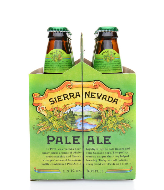 IRVINE, CA - MAY 25, 2014: An end view of a 6 pack of Sierra Nevada Pale Ale. Sierra Nevada Brewing Co. was established in 1980 by homebrewers in Chico, California, - Foto, Imagen