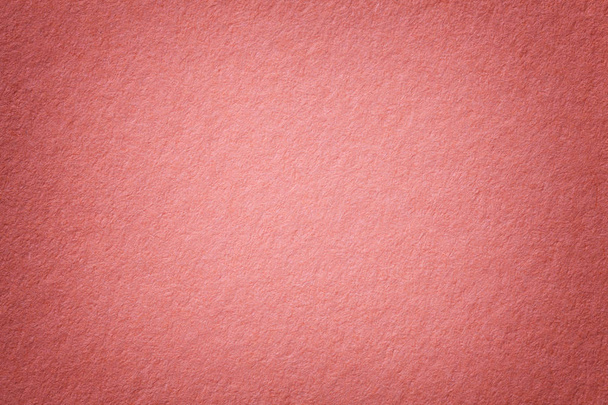 ビネットとビンテージの濃いピンクの紙背景のテクスチャ。高密度光の構造は、フレームとクラフト段ボールを上昇しました。グラデーション背景のクローズ アップを感じた. - 写真・画像