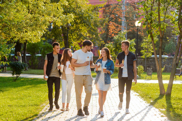 Young people strolling in park - Foto, afbeelding
