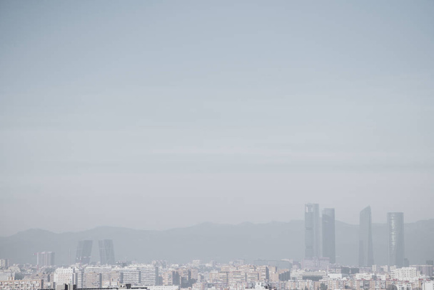 Madrids Skyline aus der Luft mit Verschmutzung - Foto, Bild