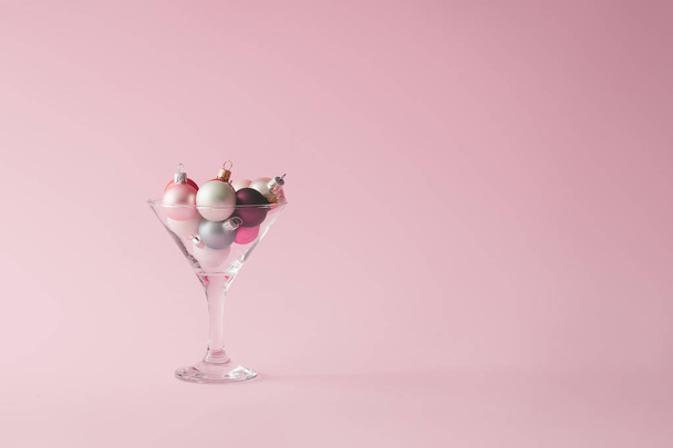 Albero di Natale palle decorative in vetro Martini su sfondo rosa pastello Capodanno concetto di partito
  - Foto, immagini