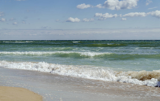 Ακτή της Μαύρης Θάλασσας, με κύματα και αμμώδη παραλία, με συννεφιά, μέρα του καλοκαιριού - Φωτογραφία, εικόνα